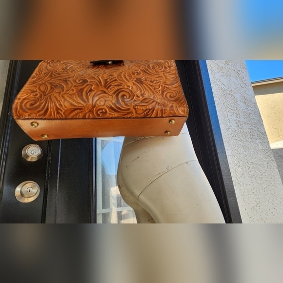 Patricia Nash Rienzo Leather Shoulder Bag. Model: Rienzo. Group: Burnished - Picture 4 of 9